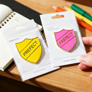 Badges de préfet d'école, épingles à revers en émail doux personnalisées, emblèmes d'autorité académique avec couleurs de <span class=keywords><strong>maison</strong></span>, broches d'identification - Product Image 6