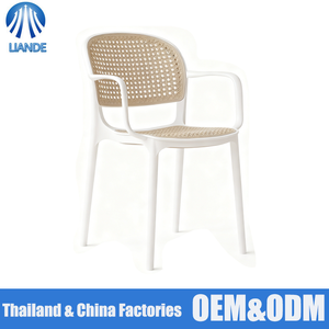 Ghế ăn nhựa đan mây thân thiện với môi trường hiện đại - Sử dụng trong nhà/ngoài trời, xếp chồng được, có tay vịn & tựa lưng, màu sắc tùy chỉnh - Product Image 1