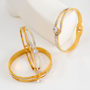 Pulsera de Acero de Titanio y Oro de 18K con Diamantes en Forma de Corazón Cruzado de Alta Gama para Mujer, Joyería al por Mayor para Regalo de Cumpleaños - Product Image 5