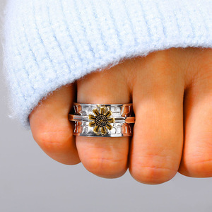 Anello H381 con Fiore in Argento Placcato Oro, Cristalli e Strass, Montatura a Griffe, Unisex per Uso Quotidiano - Product Image 3