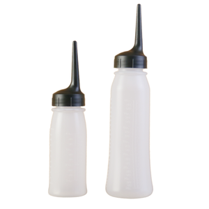 Jarra de Plástico Blanca con Boquilla Inclinada Graduada, Tapa Dosificadora Giratoria y Serigrafía para Limpieza en Seco - Product Image 1