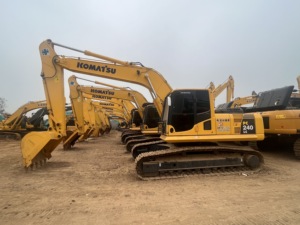 Excavatrice sur chenilles hydraulique Komatsu PC240LC d'occasion, 21 tonnes, bon état, moteur à faible consommation, pompe à engrenages, roulement, modèle 2023, 125 kW - Product Image 2