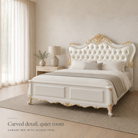 Cadre de lit capitonné de luxe moderne avec tête de lit sculptée et dorée, boutons capitonnés en cristal pour chambre à coucher, hôtel, appartement, mobilier