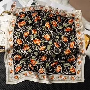 Usine en stock vente en gros foulard carré en satin de soie à motif floral 70cm écharpe imprimée de protection solaire de designer douanier