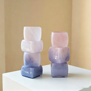 Vaso in Vetro Artistico Effetto Marmo a Spirale, Stile Retrò Mid-Century, Blu Sfumato Geometrico, Portafiori a Cubo a Più Livelli per Decorazione Tavolo - Product Image 1