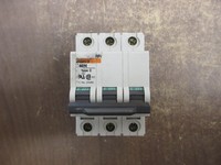 Disjoncteur Plc Multi9 C60n 24460 2A 480V 3P d'occasion pour produit sous garantie