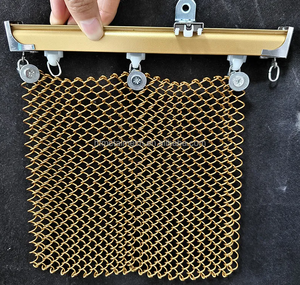 Écrans en maille métallique tissée avec service de pliage pour la décoration intérieure et les cloisons dans les espaces commerciaux - Product Image 1