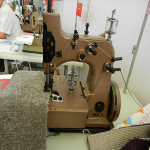 Machine d'emballage de bord de tapis à deux lignes 20-2A Machine à coudre de bord de tapis de <span class=keywords><strong>code</strong></span> de coussin de pied Machine de bord de tapis de voiture - Product Image 4