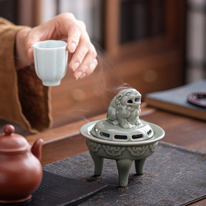 Quemador de Incienso de Cerámica Estilo Dinastía Song, Hecho a Mano, con Patrones de Agarwood y Sándalo, Modelo Zen de Tres Patas 235, para Uso Religioso - Product Image 1