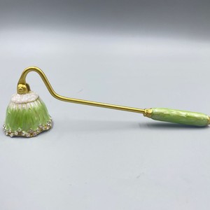 أداة إطفاء شموع السبت ذات المقبض الطويل مصممة للسلامة والسهولة خلال الاحتفالات الدينية - Product Image 1