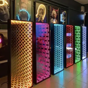 Lampu Dinding cermin kaca Led tak terbatas Led Multi Warna atraktif dengan Logo 3D tanda cermin Led kustom untuk dekorasi Bar malam