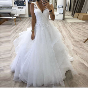 ON449 <span class=keywords><strong>Robe</strong></span> de mariée princesse à col en V avec jupe en tulle à plusieurs niveaux, <span class=keywords><strong>robe</strong></span> de mariée blanche à personnaliser, robes de mariée d'<span class=keywords><strong>hiver</strong></span> - Product Image 1