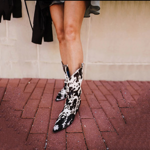 أحذية كاوبوي نسائية جديدة بالجملة بلون الحليب، أحذية نسائية من الجلد الصناعي بمقدمة مدببة ونعل مطاطي - Product Image 5