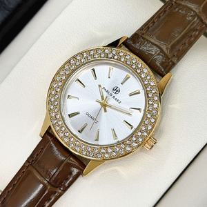 Montre à quartz pour femme à succès avec bracelet en cuir luminescent orné de diamants, boîtier en alliage étanche, nouveau cadran à aiguilles tendance - Product Image 3