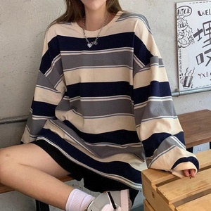 เสื้อคู่รักแฟชั่นแขนยาว เสื้อสเวตเชิ้ตผ้าฝ้ายใส่สบาย ลายทางสไตล์แพรรี่ เสื้อยืดบาง - Product Image 1