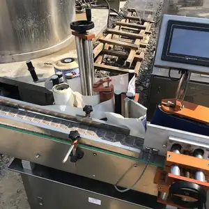 ماكينة وضع الملصقات والطباعة الآلية الجديدة على الزجاجات الدائرية والشرب الصغيرة والزجاجات المربعة ذات الملصقات المزدوجة الجانبية