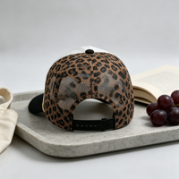 Casquette Trucker personnalisable 5 panneaux avec dos en maille motif léopard et décor en corde dorée, vierge pour personnalisation de logo