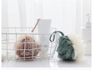 Nouvelle Offre : Boule de Douche Jy Bicolore en Mousse Riche et Colorée avec Motifs Floraux en Maille, pour Adultes - Product Image 3