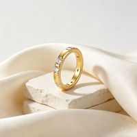 Bague en laiton plaqué or 14 carats en promotion |   Bague éternité avec pierres facettées blanches |   Bague empilable minimaliste pour femmes