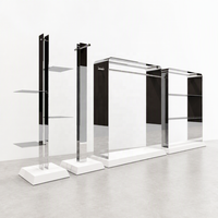 Vitrine de présentation de vêtements en acier inoxydable miroir avec dessus arrondi, tringle de suspension et socle blanc sur mesure