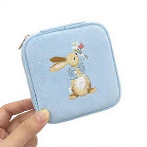 Boîte à bijoux carrée en velours Peter Rabbit Sunshine Portable, rangement autonome pour boucles d'oreilles et bagues - Product Image 3