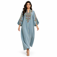 Robe Abaya brodée pour femme 2026, col en V, manches longues fendues, Kaftan imprimé ethnique, robe longue, mode Moyen-Orient, vente en gros