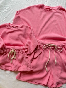Personnalisé famille gaufré coton match surdimensionné maman et moi à manches longues col rond haut avec court ensemble vêtements costume - Product Image 2