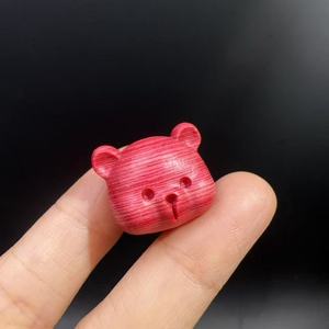 Colgantes de madera con cabeza de oso en rojo, negro y amarillo, accesorios DIY de dibujos animados lindos para teléfonos y bolsos - Product Image 3