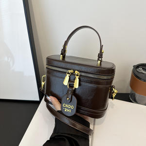 Sac boîte portable de luxe, nouvelle collection 2024, style rétro, polyvalent, porté épaule et bandoulière, haut de gamme, motif petites lettres, pour le marché international de la mode de niche - Product Image 4