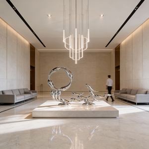 Sculpture d'anneaux abstraits en forme de banc de poissons en acier inoxydable 304/316 poli miroir, de qualité supérieure, pour hall d'hôtel de luxe moderne et espace commercial - Product Image 4