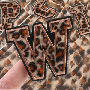 Patchs thermocollants en chenille imprimé léopard 3D avec sequins, broderie de lettres anglaises de 6 cm pour chapeaux et sacs - Vente en gros - Product Image 2