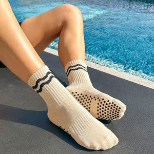 Calcetines de Agarre de Alto Rendimiento a Rayas de Alta Calidad Calcetines Gruesos para Pilates con Logo Calcetín de Yoga de Algodón Orgánico para Gimnasio - Product Image 4