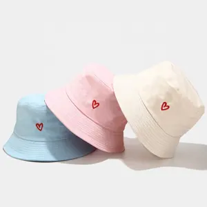 Chapéus de pescador de dupla face para mulheres, chapéus de verão com protetor solar para uso ao ar livre, chapéus de balde reversíveis bordados com padrão de amor