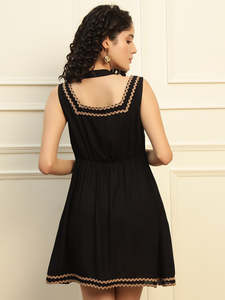 Robe trapèze en rayonne unie pour femme, col en V, sans manches, longueur au-dessus du genou, coupe ajustée et évasée, idéale pour l'été, les soirées décontractées ou les tenues de style western. - Product Image 4