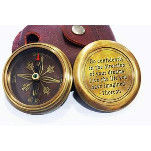 Brújula de Bolsillo de Latón Grabada, Guía de Orientación Portátil para Senderismo con Estuche de Cuero - Product Image 1
