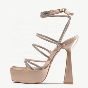 รองเท้าส้นสูงแบบแพลตฟอร์มหนาสำหรับผู้หญิง ผ้าซาติน ประดับคริสตัล สายไขว้ เปิดนิ้วเท้า รองเท้าฤดูร้อน สีตามสั่ง - Product Image 3