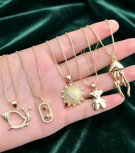 Collares de verano con dijes metálicos de caracol, oso, corazón y medusa para mujer - Product Image 6
