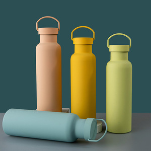 Bouteille d'eau sport en acier inoxydable de 600 ml avec revêtement en caoutchouc et logo personnalisé, gourde isotherme pour activités de plein air - Product Image 5