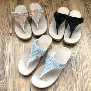 Sandalias de playa para mujer, a la moda, con tachuelas y diamantes incrustados, antideslizantes, para exteriores, a precio mayorista. - Product Image 1