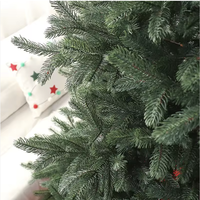 Künstlicher Weihnachtsbaum Realistische Kiefernnadeln Faltbarer Metallständer Innen- und Außenbereich Feiertagsdekoration Wohnzimmer