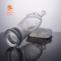 Bouteille en verre vide de 500 ml, design créatif sculpté et courbé, en verre hautement transparent, pour marque de distillerie, service de personnalisation en gros