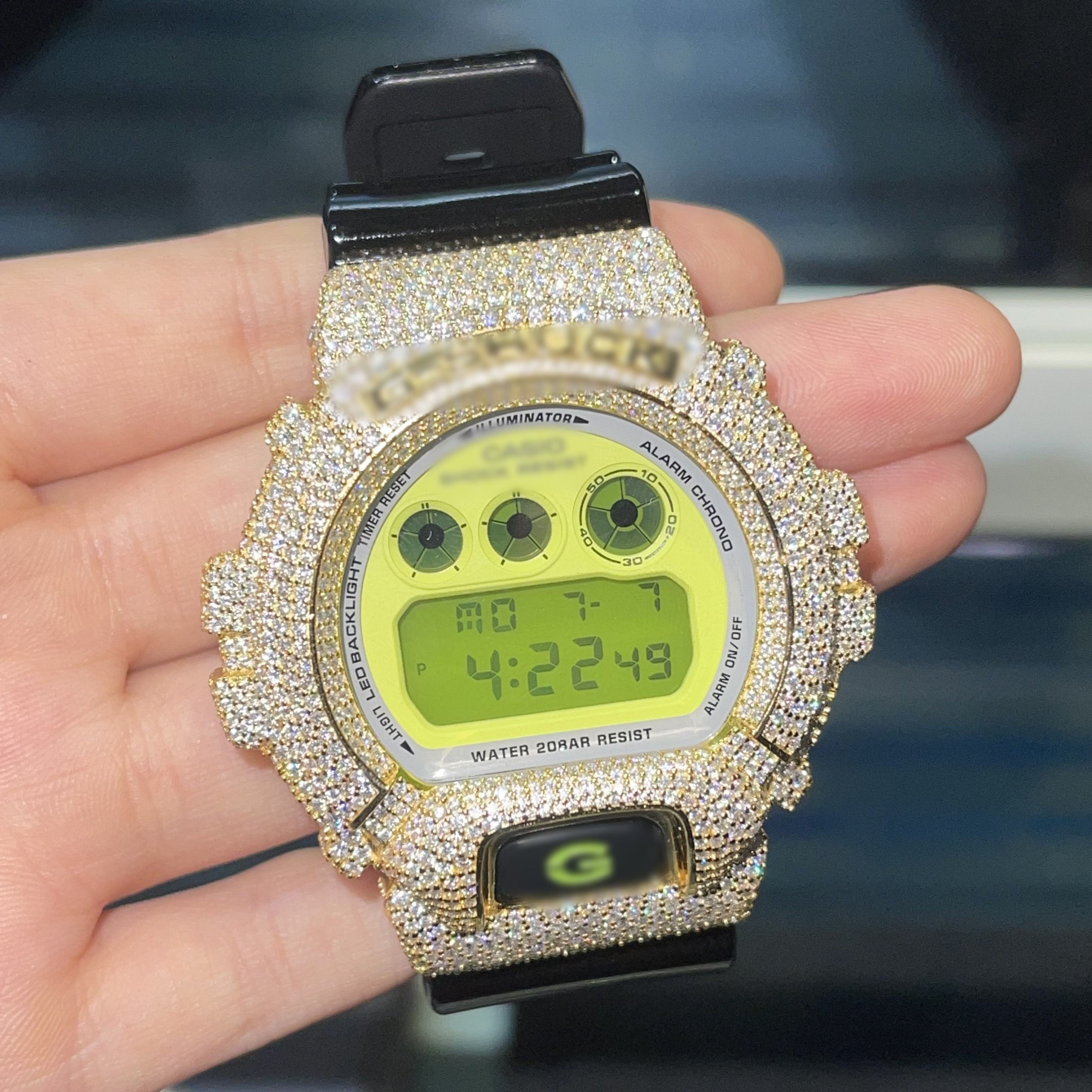 ขอบหน้าปัดนาฬิกาสีทอง