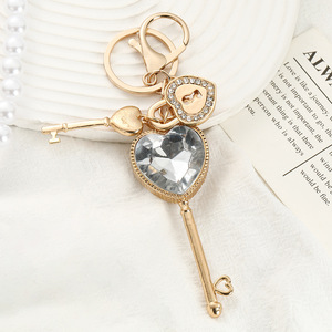 Nouveaux porte-clés en cristal en forme de cœur d'Europe et d'Amérique, pendentifs de sac pour femmes haut de gamme et à <span class=keywords><strong>la</strong></span> mode, créations exquises - Product Image 2