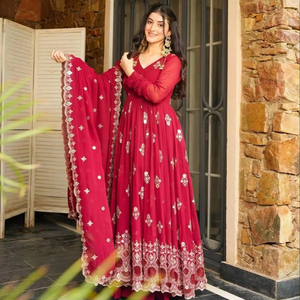 Vestido indio moderno con bordado completo y lentejuelas, mangas cosidas, dupatta, para fiesta, en georgette sintético y microalgodón. - Product Image 1