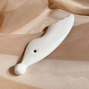 Massaggiatore animale caldo di colore bianco a forma di pesce in ceramica Gua Sha raschiando strumento di massaggio per massaggiatore di occhi - Product Image 3