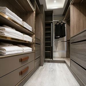 Armario Vestidor de Madera Clara Personalizado Balom con Tragaluz, Luz Natural y Diseño de Almacenamiento Minimalista - Product Image 4