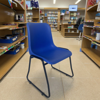 Chaise à base de patins en plastique empilable, durable et moderne pour bureau, salle de classe, école, gymnase, hôpital, formation, conférence, réunion, éducation