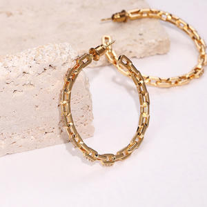 Orecchini a Cerchio con Catena Placcata Oro e Cristalli Incastonati, Gioielli di Tendenza per Feste, Accessorio Unisex - Product Image 4