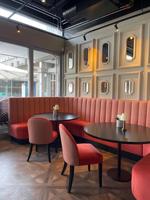 Projet de mobilier commercial moderne en bois sur mesure pour restaurant : banquette, canapé, sièges en cuir de luxe pour hôtel, table et chaises