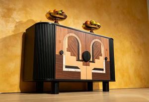 Aparador Moderno con Incrustaciones Geométricas de Madera, 2 Puertas, Gabinete de Almacenamiento, Patas con Paneles Acanalados, Decoración Retro para Sala de Estar - Product Image 3